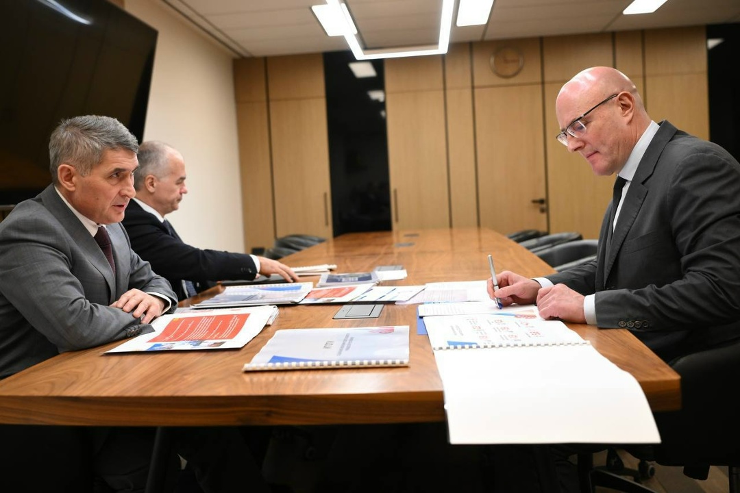 Дмитрий Чернышенко провел рабочую встречу с главой Чувашской Республики Олегом Николаевым.