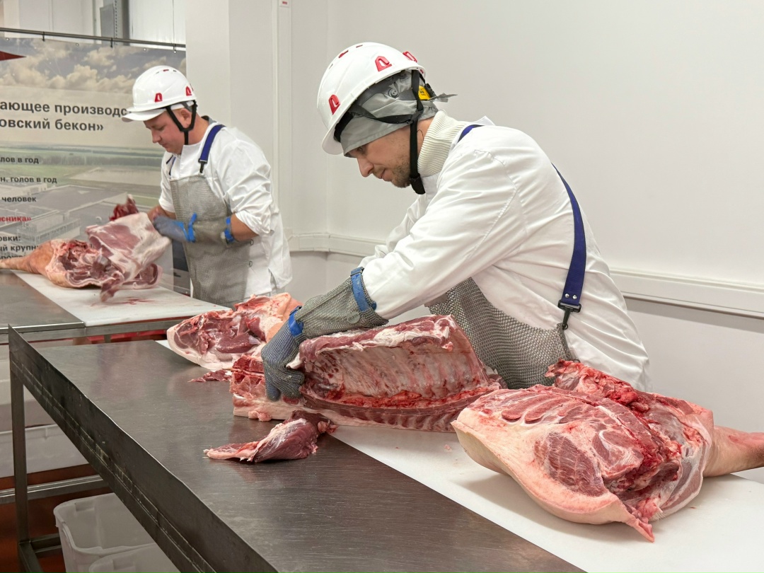Прямо сейчас в Мясном бизнесе «Русагро» стартовал конкурс обвальщиков, в котором представители трех мясоперерабатывающих производств компании борются за звание…