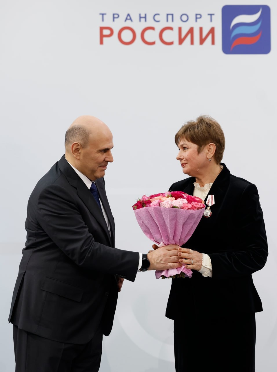 Михаил Мишустин вручил государственные награды работникам транспортной отрасли.