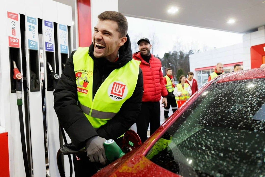 Спартак заправляет! ️ На АЗС ЛУКОЙЛа Барко собирает чаевые, Зобнин заливает топливо, Солари учится мыть машины, Денисов готовит перекус, а Джику медитирует над…