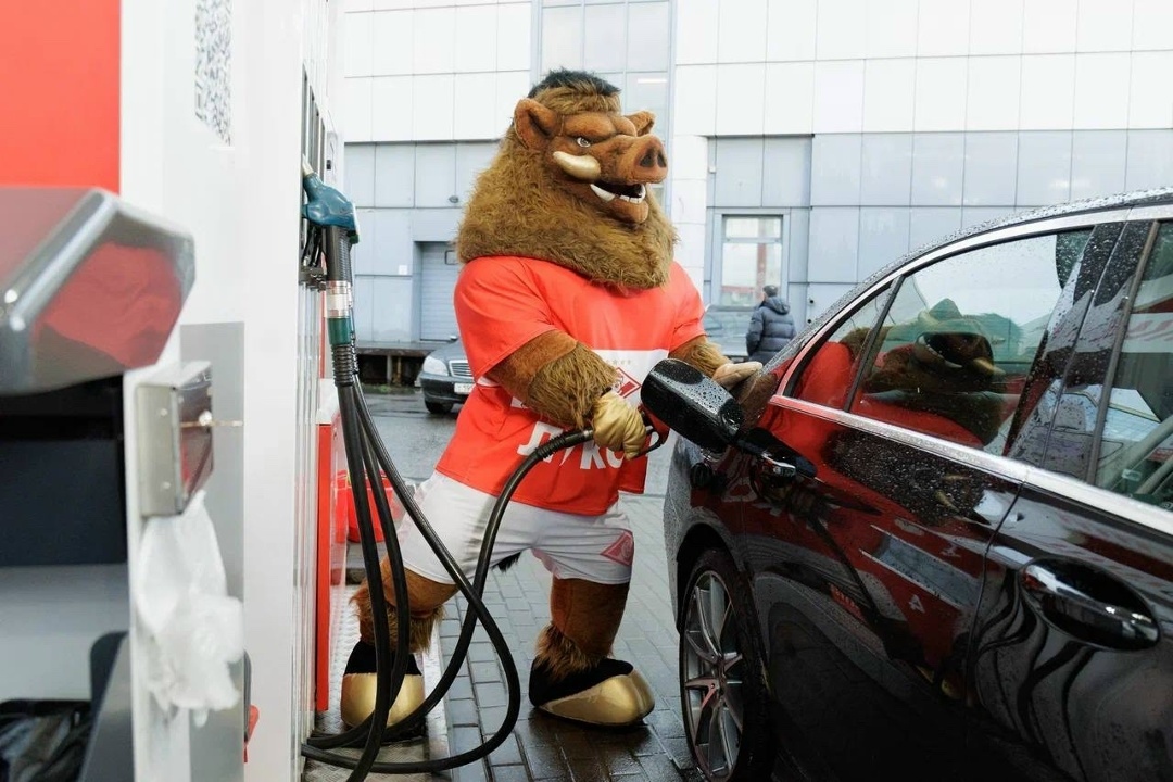 Спартак заправляет! ️ На АЗС ЛУКОЙЛа Барко собирает чаевые, Зобнин заливает топливо, Солари учится мыть машины, Денисов готовит перекус, а Джику медитирует над…