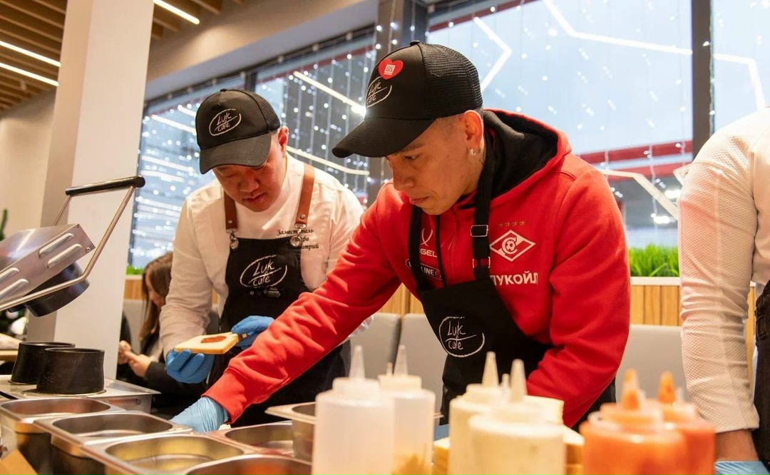 Спартак заправляет! ️ На АЗС ЛУКОЙЛа Барко собирает чаевые, Зобнин заливает топливо, Солари учится мыть машины, Денисов готовит перекус, а Джику медитирует над…