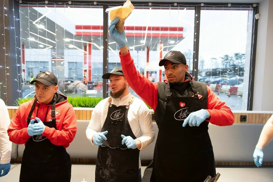 Спартак заправляет! ️ На АЗС ЛУКОЙЛа Барко собирает чаевые, Зобнин заливает топливо, Солари учится мыть машины, Денисов готовит перекус, а Джику медитирует над…