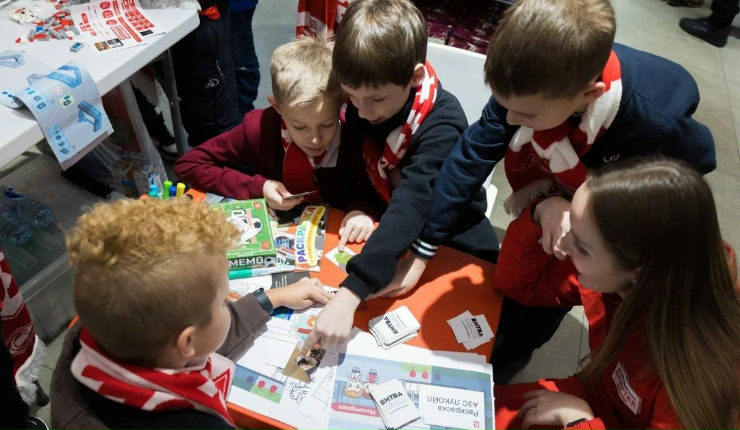Спартак заправляет! ️ На АЗС ЛУКОЙЛа Барко собирает чаевые, Зобнин заливает топливо, Солари учится мыть машины, Денисов готовит перекус, а Джику медитирует над…