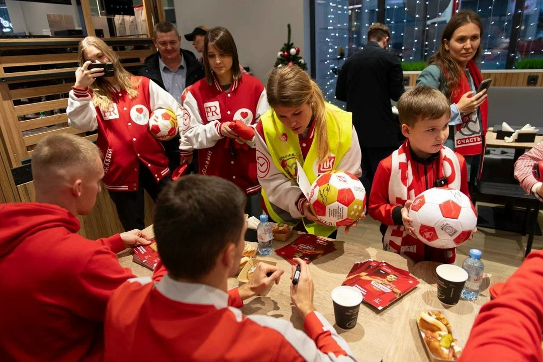 Спартак заправляет! ️ На АЗС ЛУКОЙЛа Барко собирает чаевые, Зобнин заливает топливо, Солари учится мыть машины, Денисов готовит перекус, а Джику медитирует над…