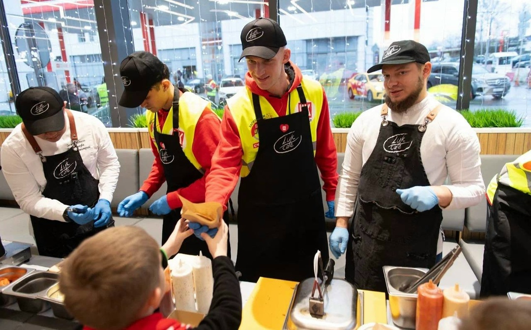 Спартак заправляет! ️ На АЗС ЛУКОЙЛа Барко собирает чаевые, Зобнин заливает топливо, Солари учится мыть машины, Денисов готовит перекус, а Джику медитирует над…