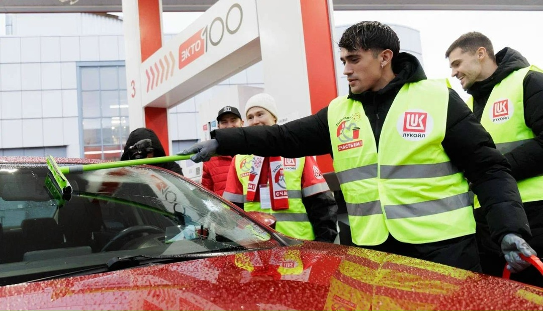 Спартак заправляет! ️ На АЗС ЛУКОЙЛа Барко собирает чаевые, Зобнин заливает топливо, Солари учится мыть машины, Денисов готовит перекус, а Джику медитирует над…