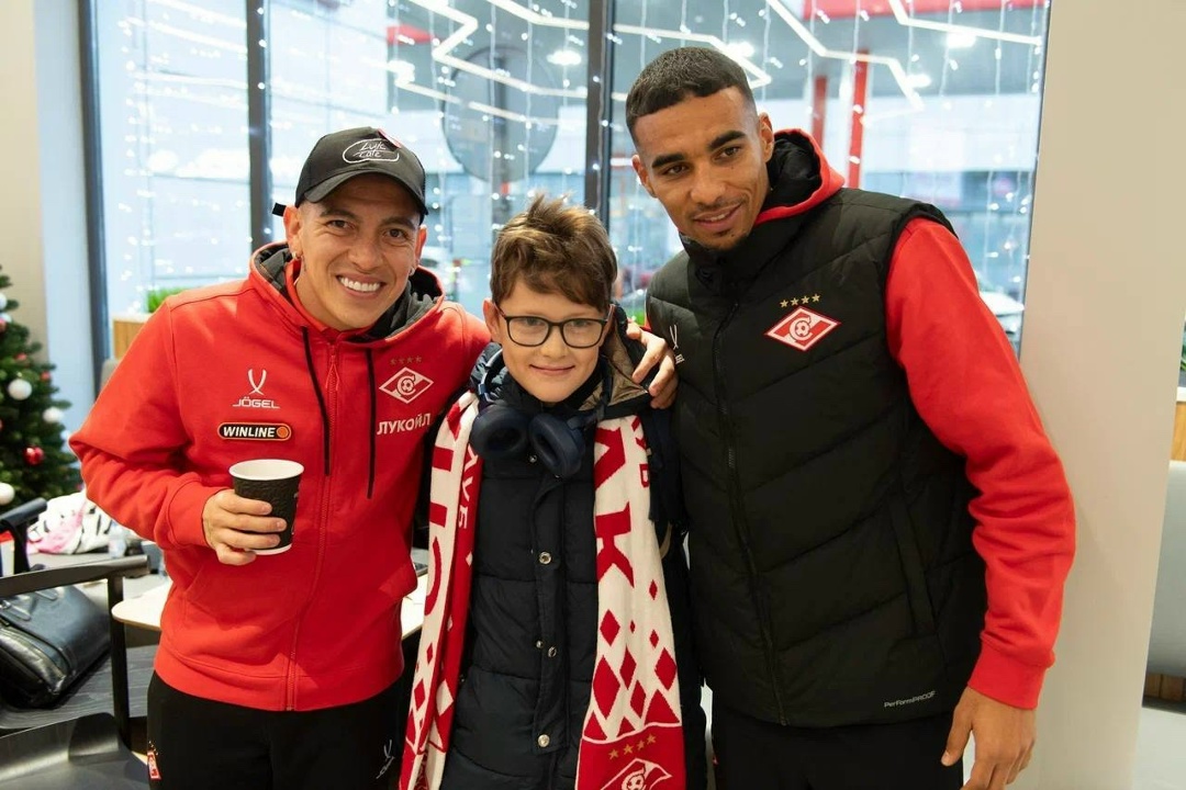 Спартак заправляет! ️ На АЗС ЛУКОЙЛа Барко собирает чаевые, Зобнин заливает топливо, Солари учится мыть машины, Денисов готовит перекус, а Джику медитирует над…