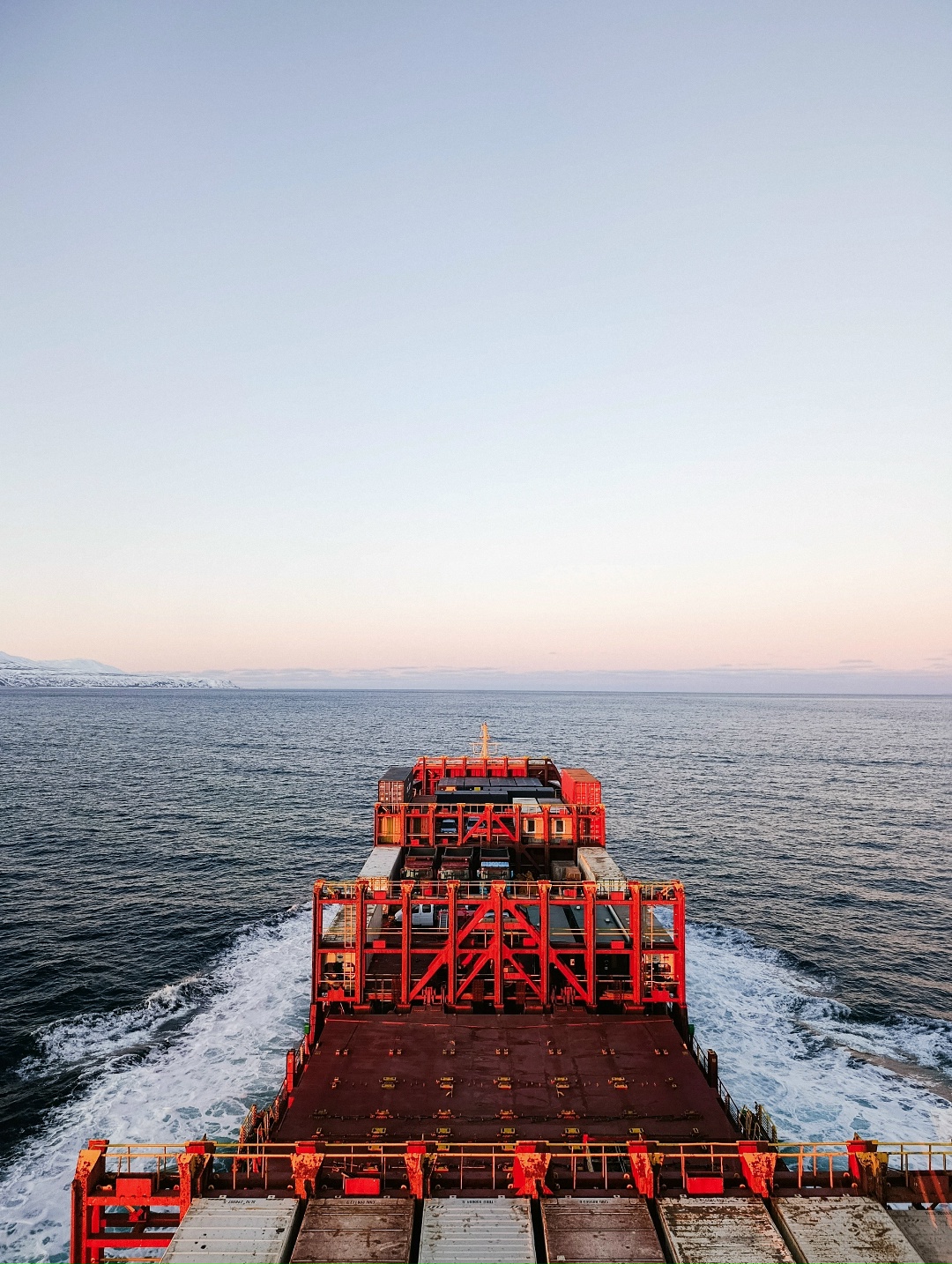 Зима в море — это особая магия! Лёд смыкается у борта и горизонт окрашивается в холодные оттенки