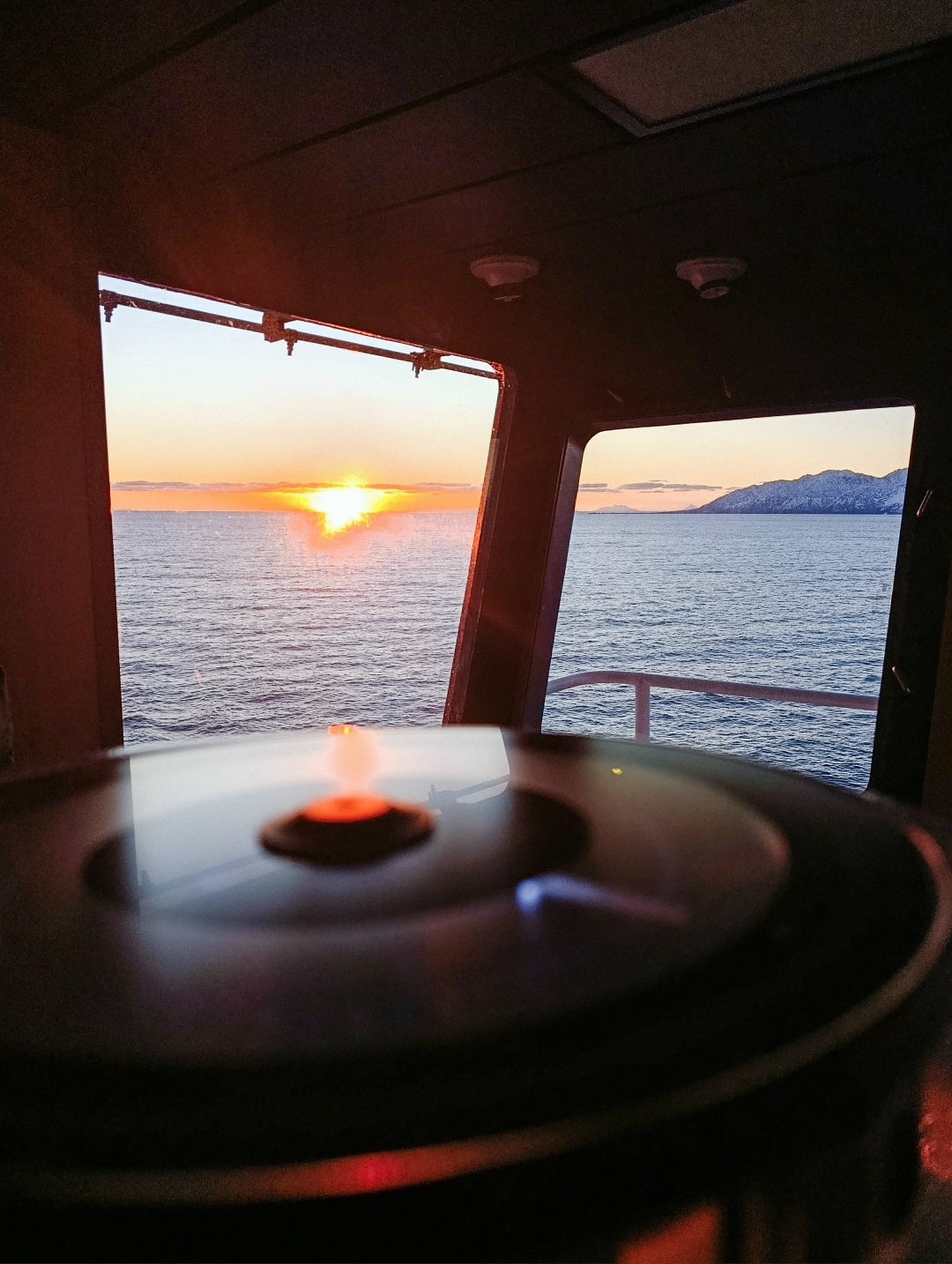 Зима в море — это особая магия! Лёд смыкается у борта и горизонт окрашивается в холодные оттенки