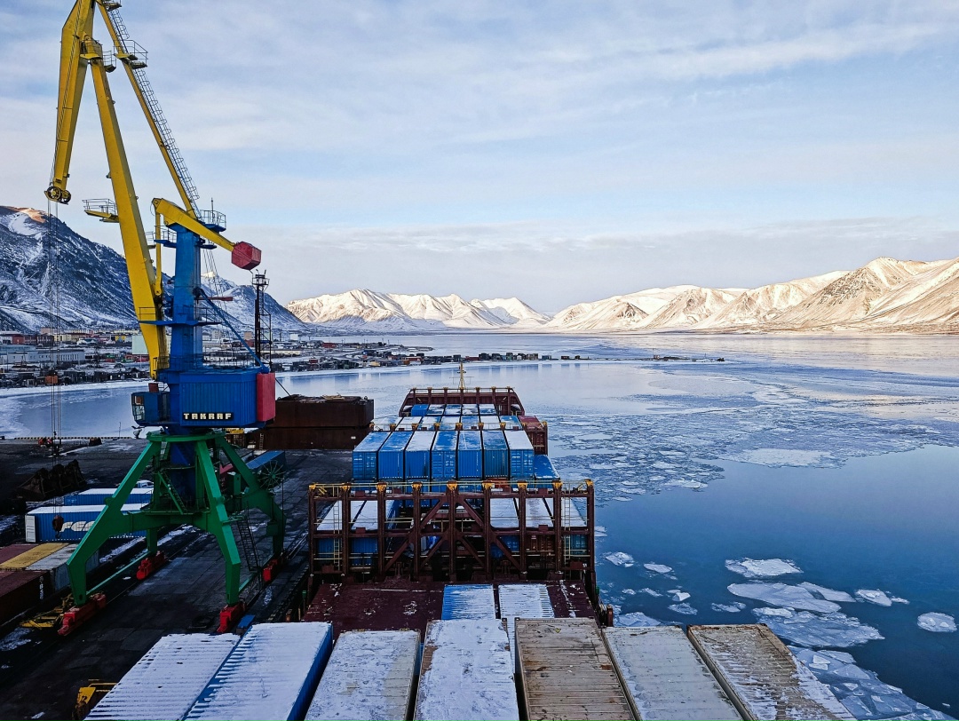 Зима в море — это особая магия! Лёд смыкается у борта и горизонт окрашивается в холодные оттенки