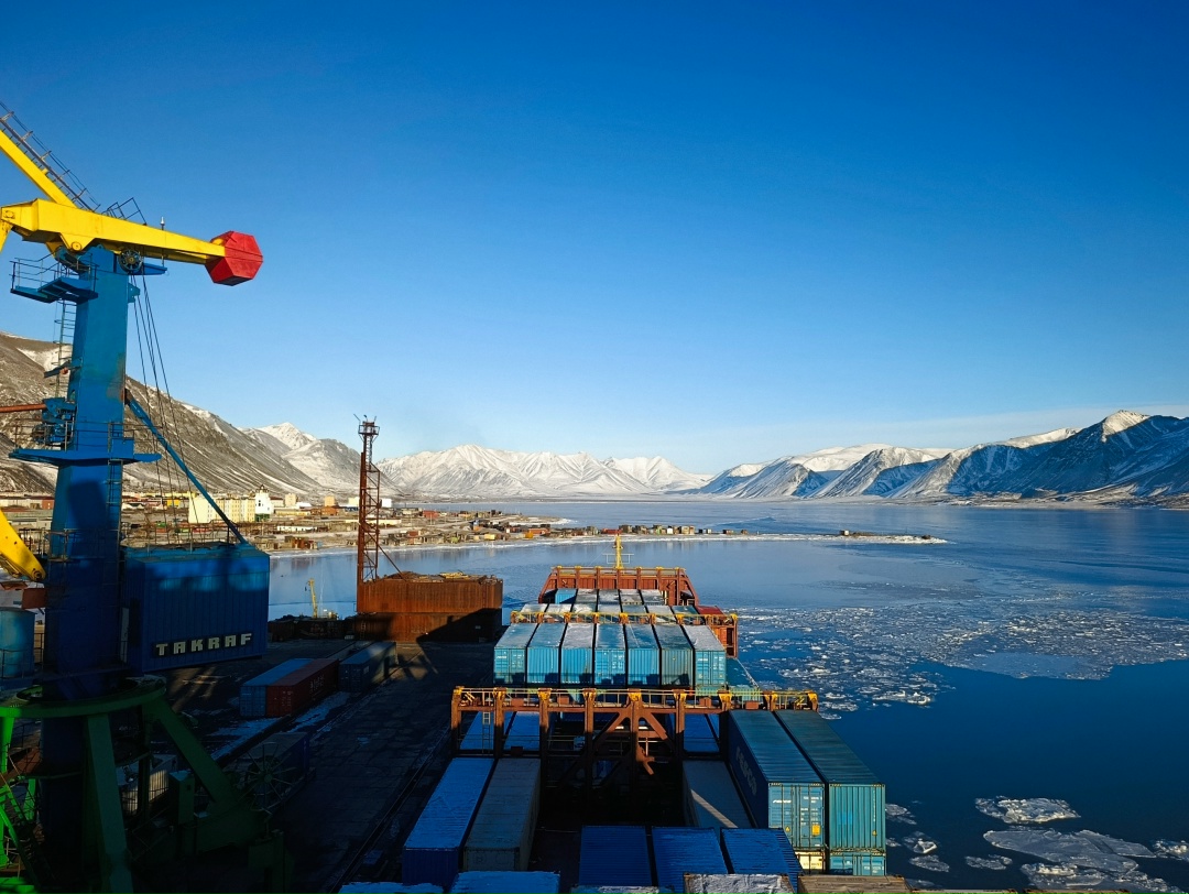 Зима в море — это особая магия! Лёд смыкается у борта и горизонт окрашивается в холодные оттенки