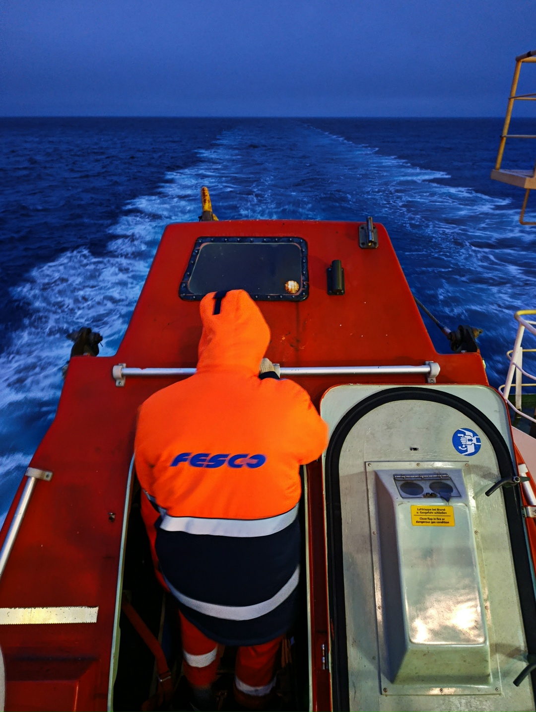 Зима в море — это особая магия! Лёд смыкается у борта и горизонт окрашивается в холодные оттенки