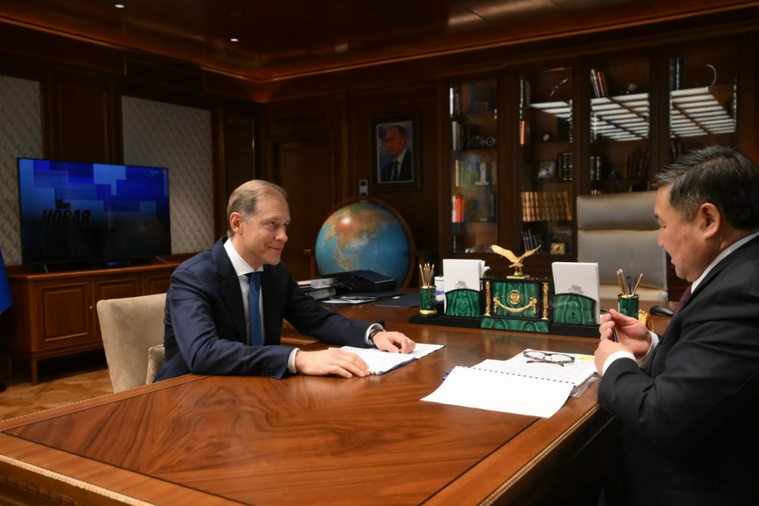 Денис Мантуров и глава Республики Тыва Владислав Ховалыг обсудили развитие промышленности региона.