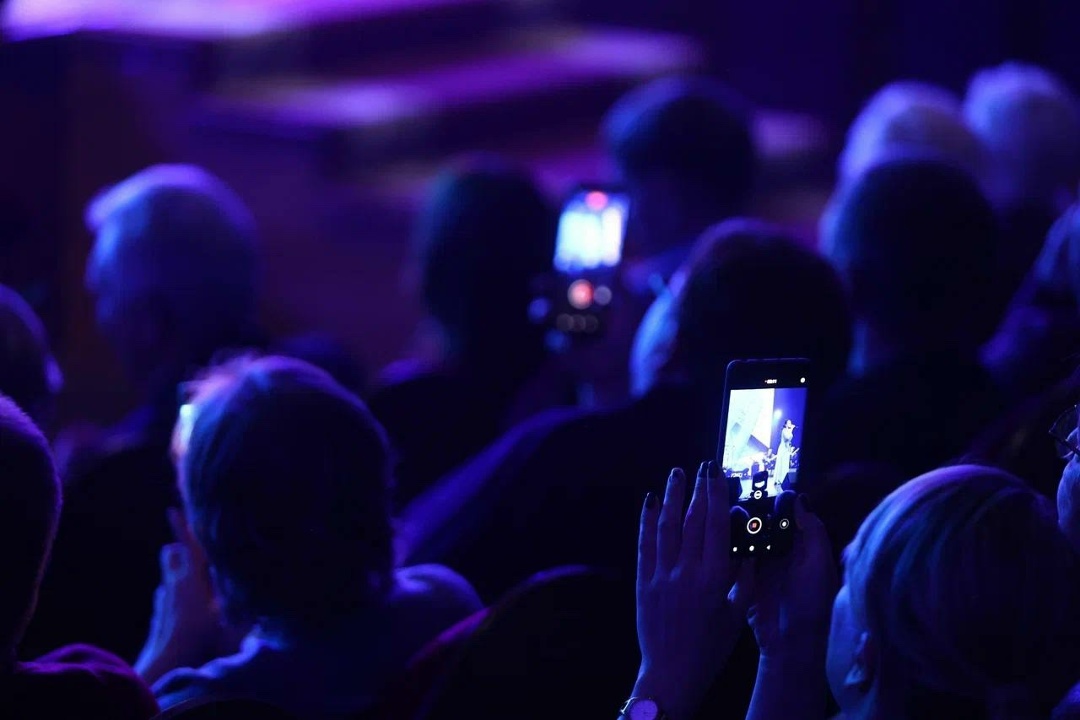 С любовью к жизни Звёзды оперы Полина Шамаева и Александр Суханов с триумфом исполнили песни военных лет советских композиторов-классиков в филармонии Астрахани