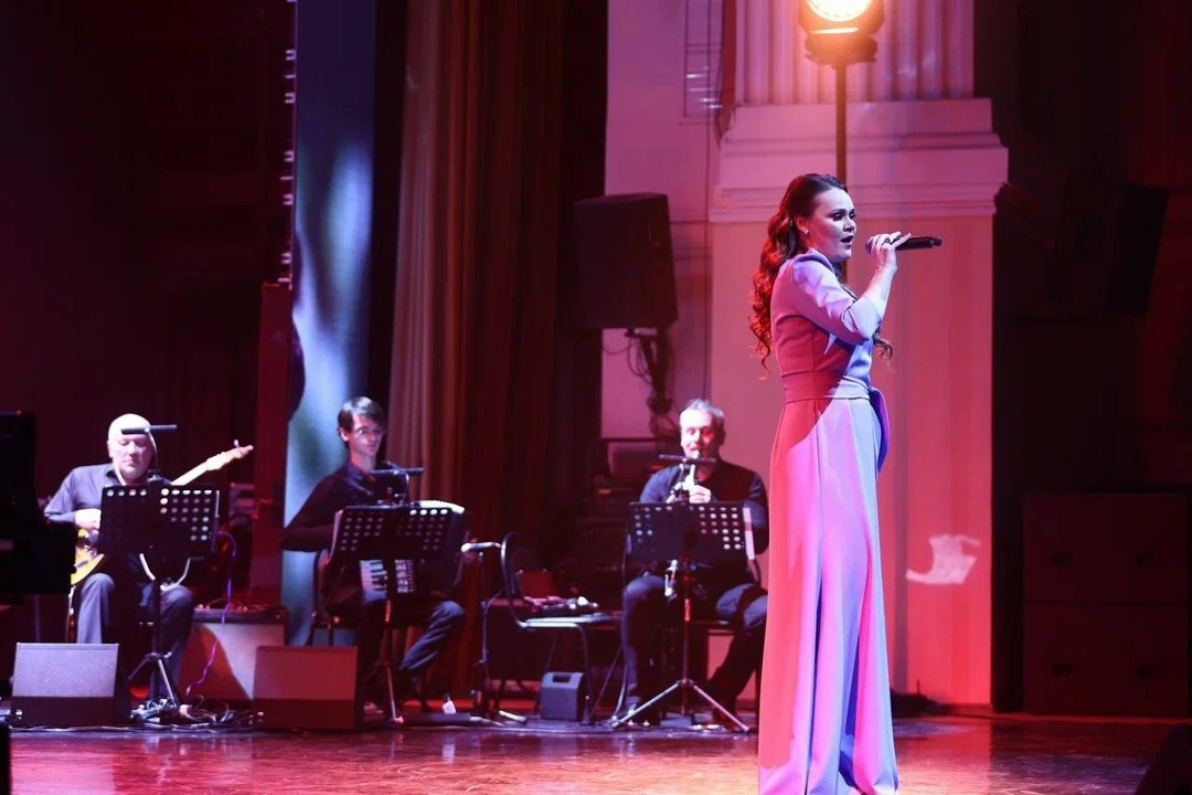 С любовью к жизни Звёзды оперы Полина Шамаева и Александр Суханов с триумфом исполнили песни военных лет советских композиторов-классиков в филармонии Астрахани