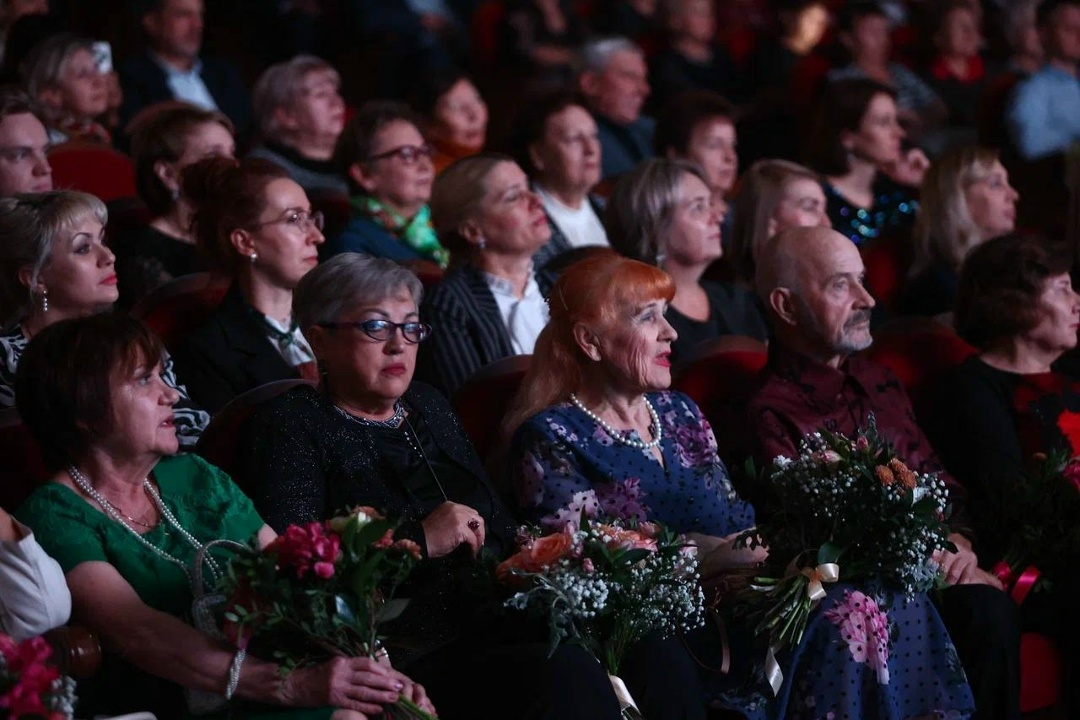 С любовью к жизни Звёзды оперы Полина Шамаева и Александр Суханов с триумфом исполнили песни военных лет советских композиторов-классиков в филармонии Астрахани