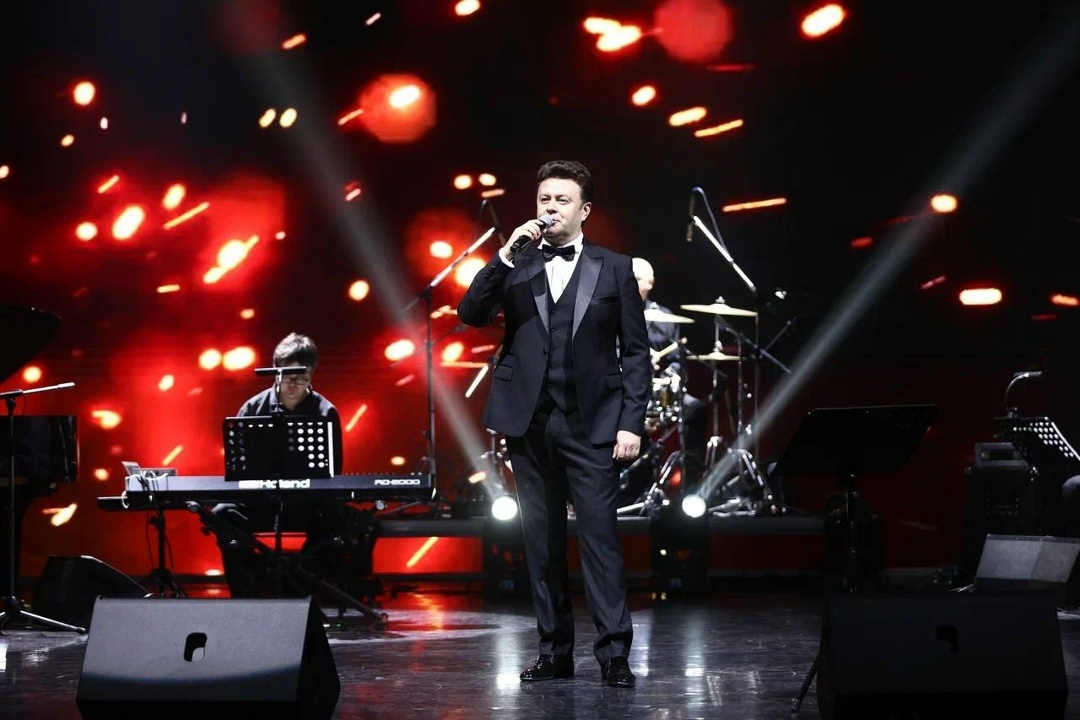 С любовью к жизни Звёзды оперы Полина Шамаева и Александр Суханов с триумфом исполнили песни военных лет советских композиторов-классиков в филармонии Астрахани