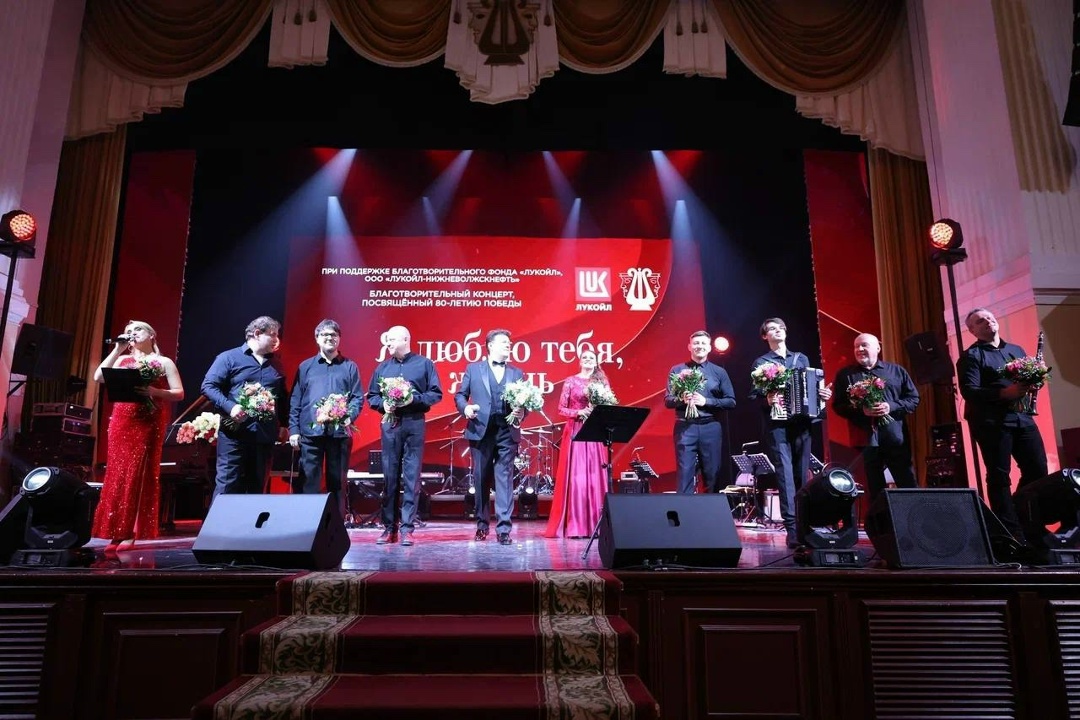 С любовью к жизни Звёзды оперы Полина Шамаева и Александр Суханов с триумфом исполнили песни военных лет советских композиторов-классиков в филармонии Астрахани