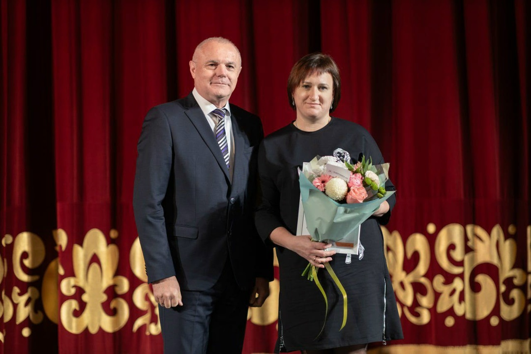 Цветы, комплименты и «Служебный роман»!