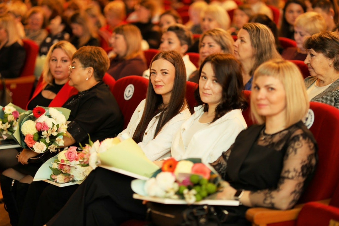 Цветы, комплименты и «Служебный роман»!