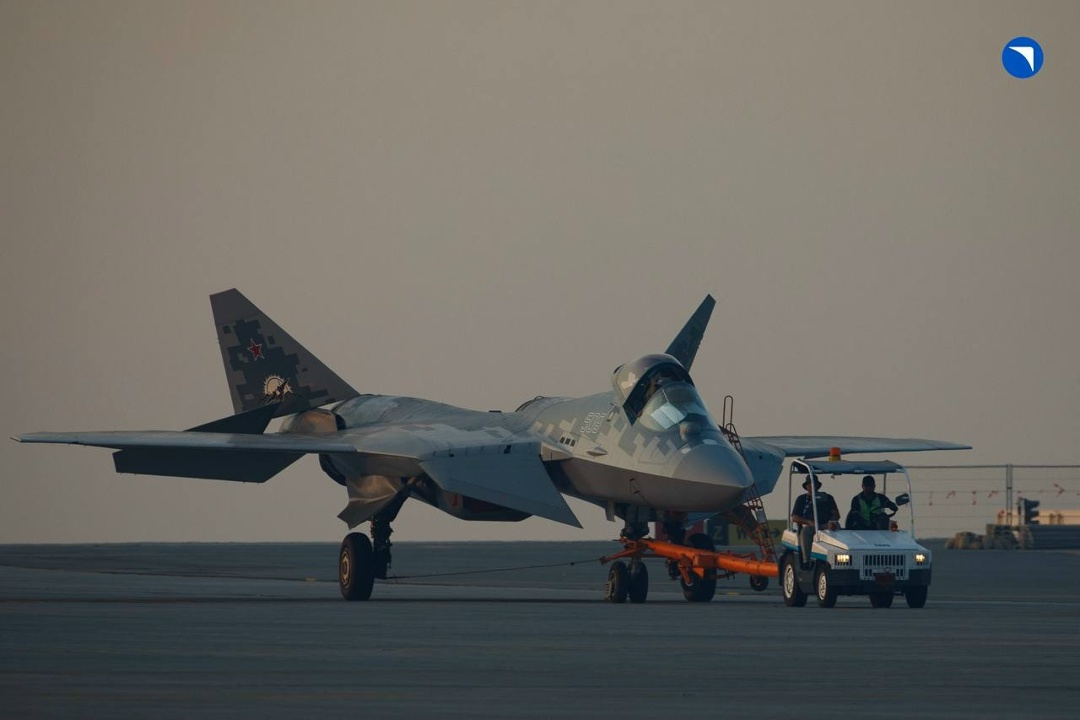 Подглядываем за Су-57Э в Дубае В ходе любого авиасалона многое остается за кадром. В том числе работа наземного персонала, техников и других служб.