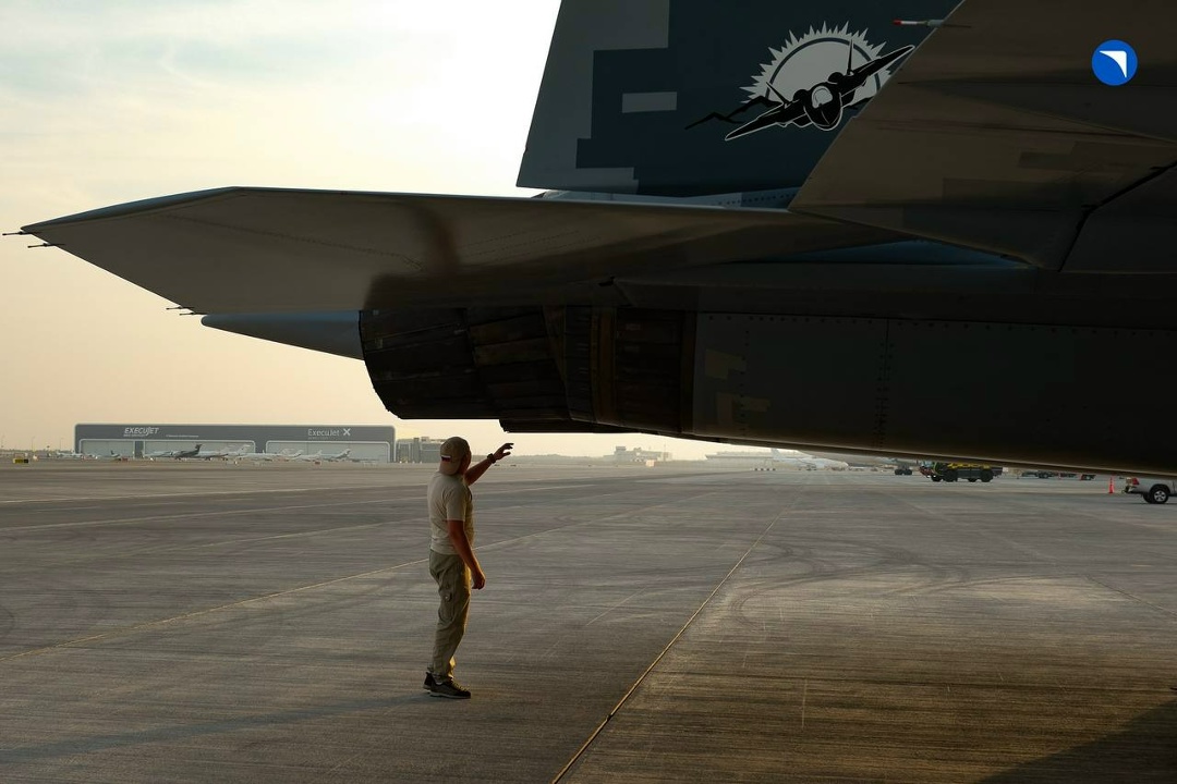 Подглядываем за Су-57Э в Дубае В ходе любого авиасалона многое остается за кадром. В том числе работа наземного персонала, техников и других служб.