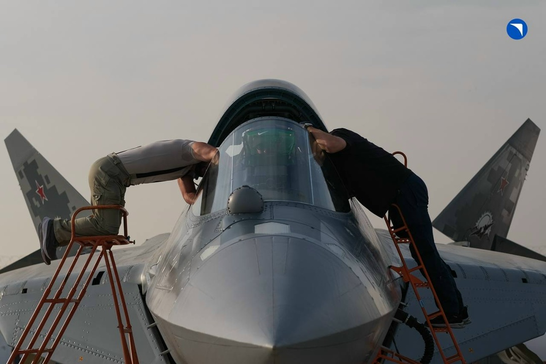 Подглядываем за Су-57Э в Дубае В ходе любого авиасалона многое остается за кадром. В том числе работа наземного персонала, техников и других служб.