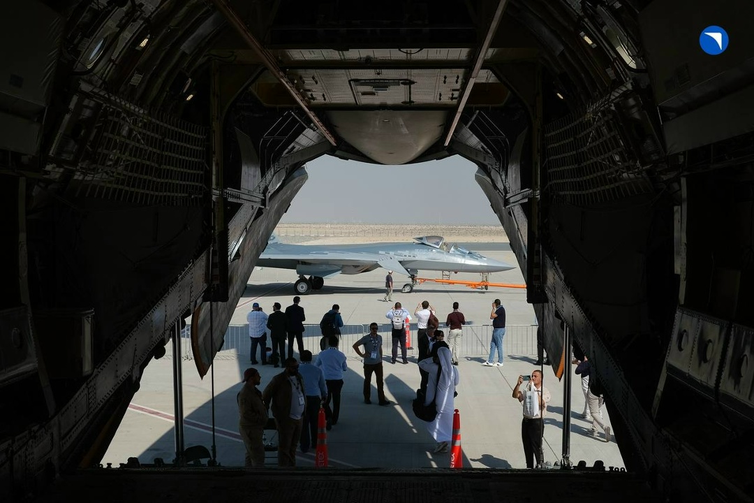 Подглядываем за Су-57Э в Дубае В ходе любого авиасалона многое остается за кадром. В том числе работа наземного персонала, техников и других служб.