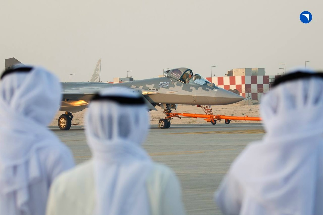 Подглядываем за Су-57Э в Дубае В ходе любого авиасалона многое остается за кадром. В том числе работа наземного персонала, техников и других служб.