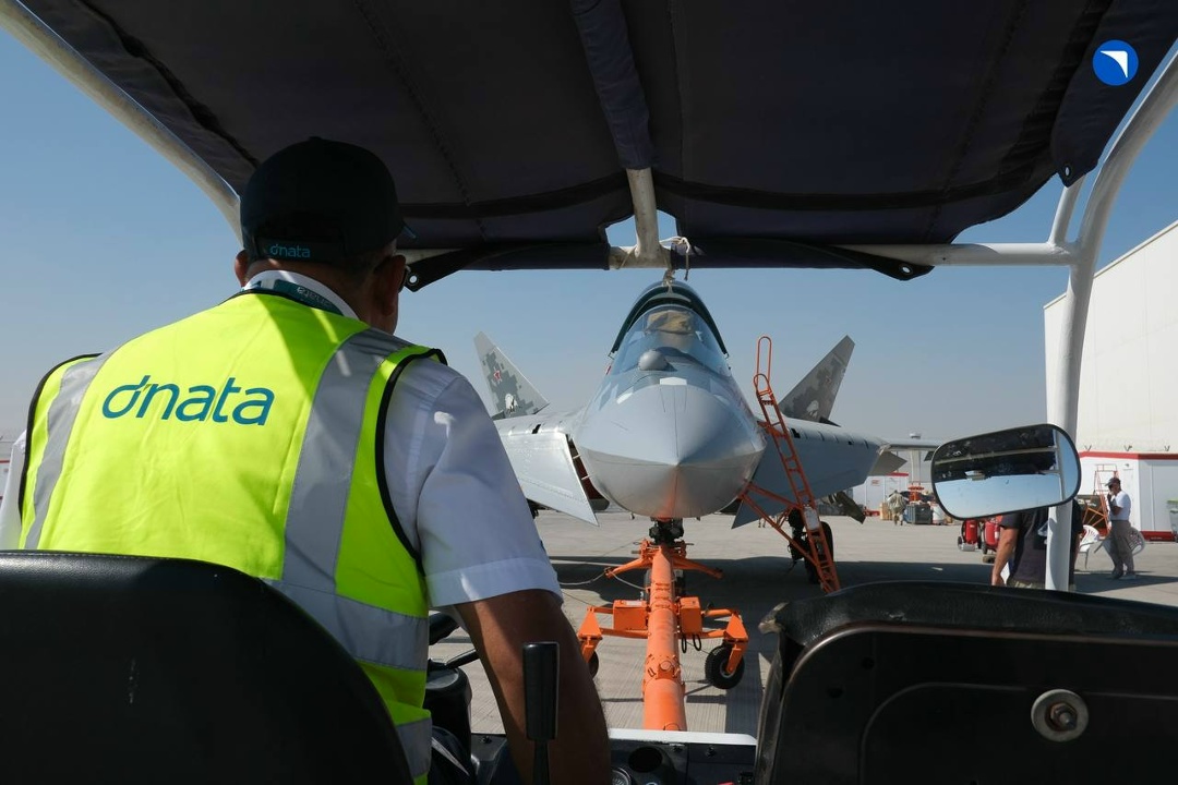 Подглядываем за Су-57Э в Дубае В ходе любого авиасалона многое остается за кадром. В том числе работа наземного персонала, техников и других служб.