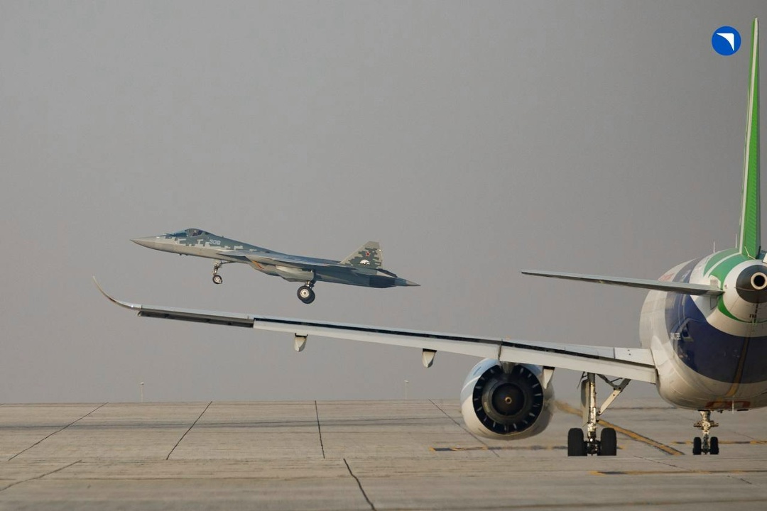 Подглядываем за Су-57Э в Дубае В ходе любого авиасалона многое остается за кадром. В том числе работа наземного персонала, техников и других служб.