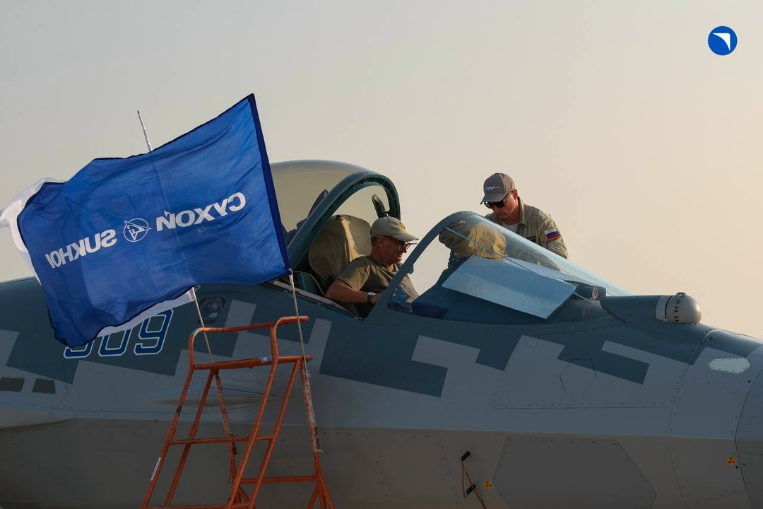 Подглядываем за Су-57Э в Дубае В ходе любого авиасалона многое остается за кадром. В том числе работа наземного персонала, техников и других служб.