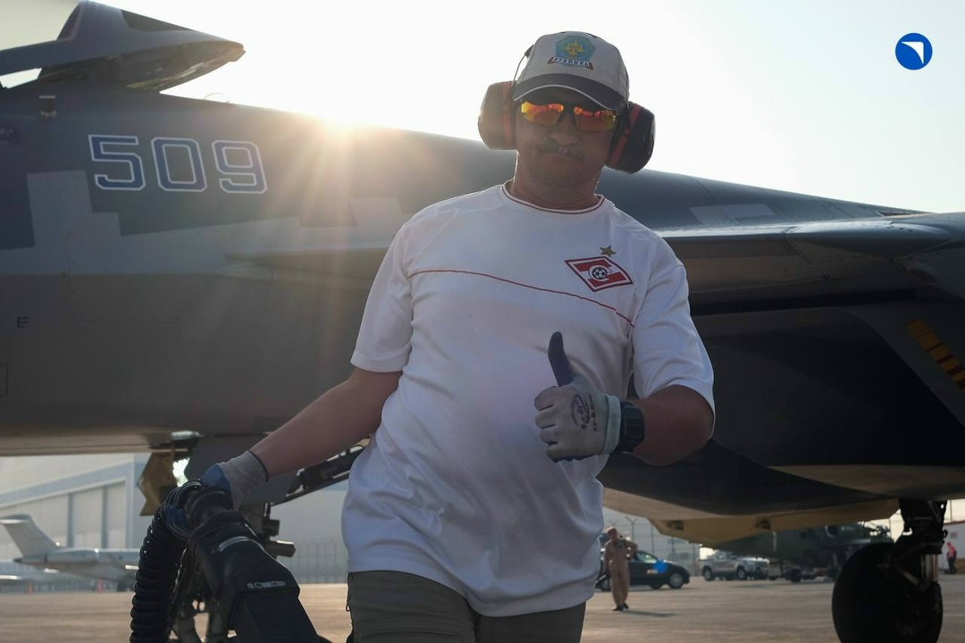 Подглядываем за Су-57Э в Дубае В ходе любого авиасалона многое остается за кадром. В том числе работа наземного персонала, техников и других служб.