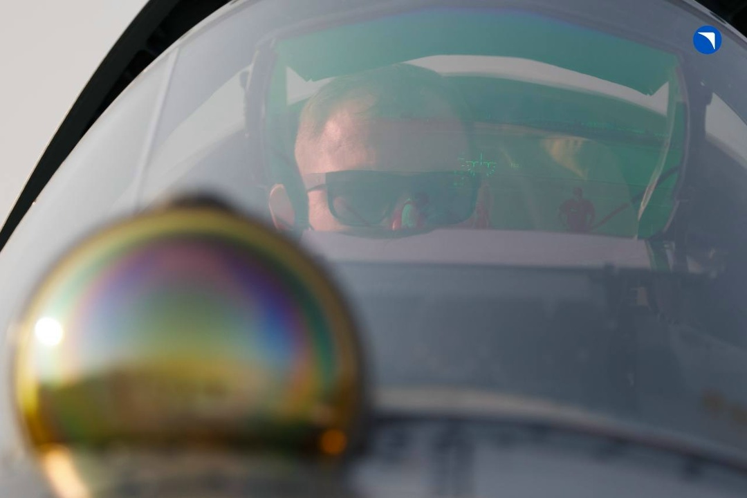 Подглядываем за Су-57Э в Дубае В ходе любого авиасалона многое остается за кадром. В том числе работа наземного персонала, техников и других служб.