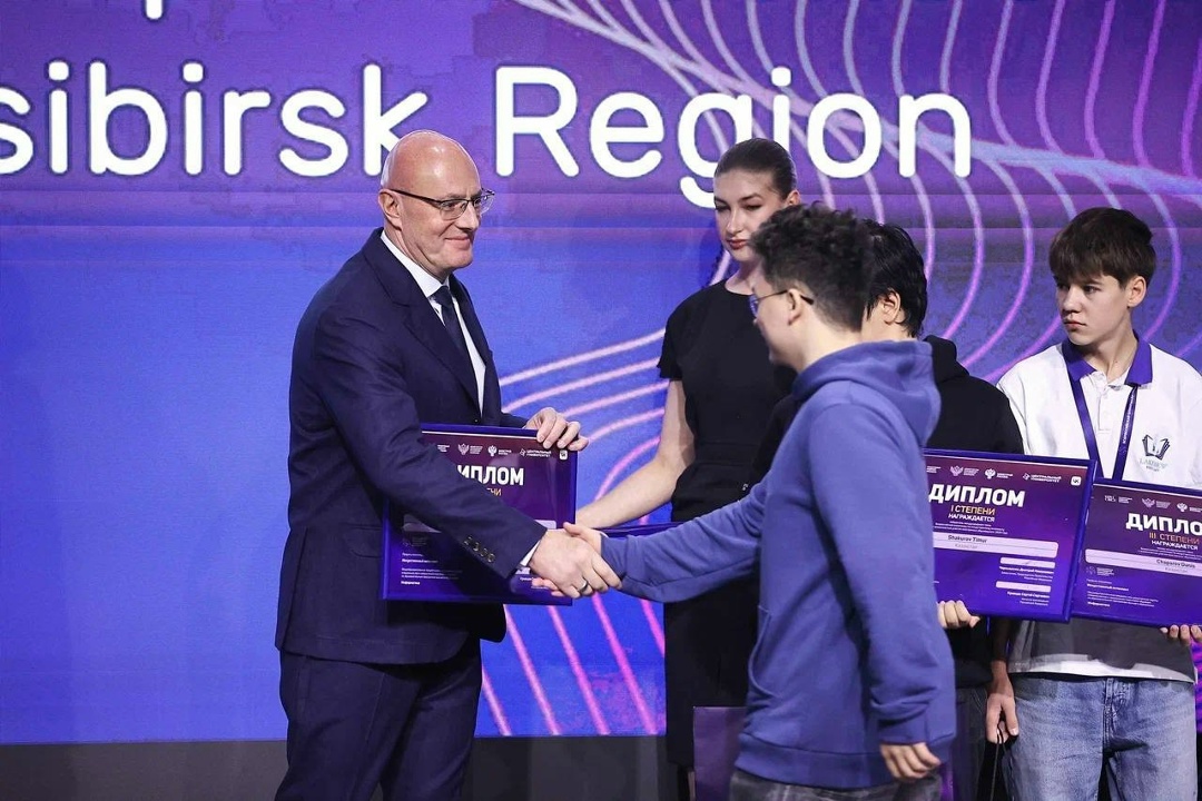 Дмитрий Чернышенко и Сергей Кравцов наградили победителей Всероссийской олимпиады по искусственному интеллекту.