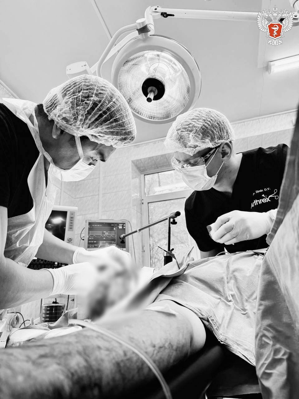 Подмосковные врачи спасли мужчину, который рассек себе лицом ножом при заточке