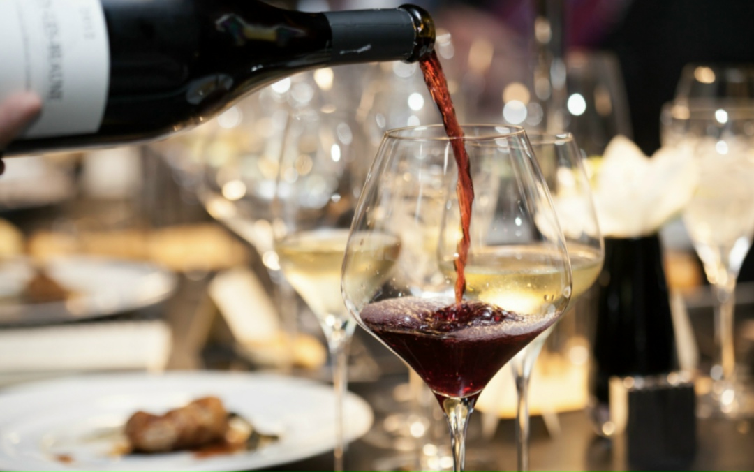 Российские власти рассматривают вопрос о специальной лицензии для кафе, в которых продаются только российские вина. Об этом на сессии Wine Retail Сибирь…