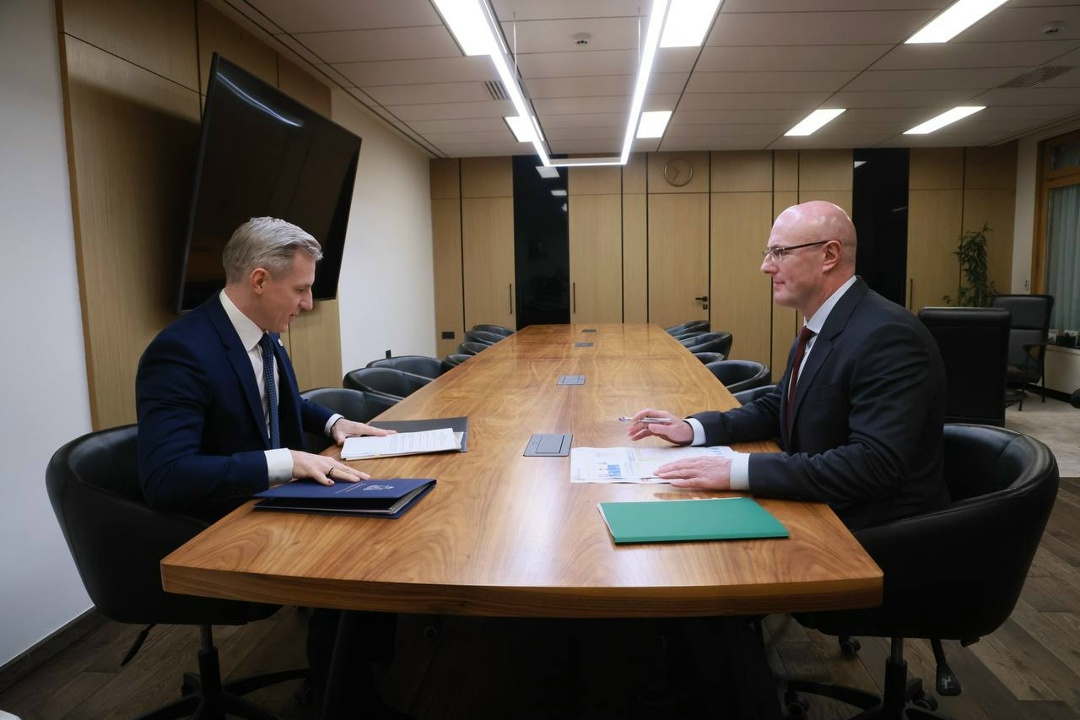Дмитрий Чернышенко провел рабочую встречу с губернатором Смоленской области Василием Анохиным.