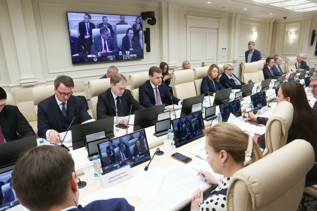 Глава Минвостокразвития Алексей Чекунков выступил с докладом о развитии Арктической зоны России на круглом столе в Совете Федерации.