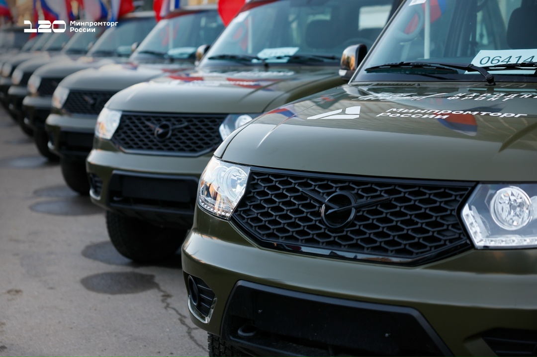 Минпромторг России совместно с Народным фронтом передали очередную партию автомобилей для нужд СВО
