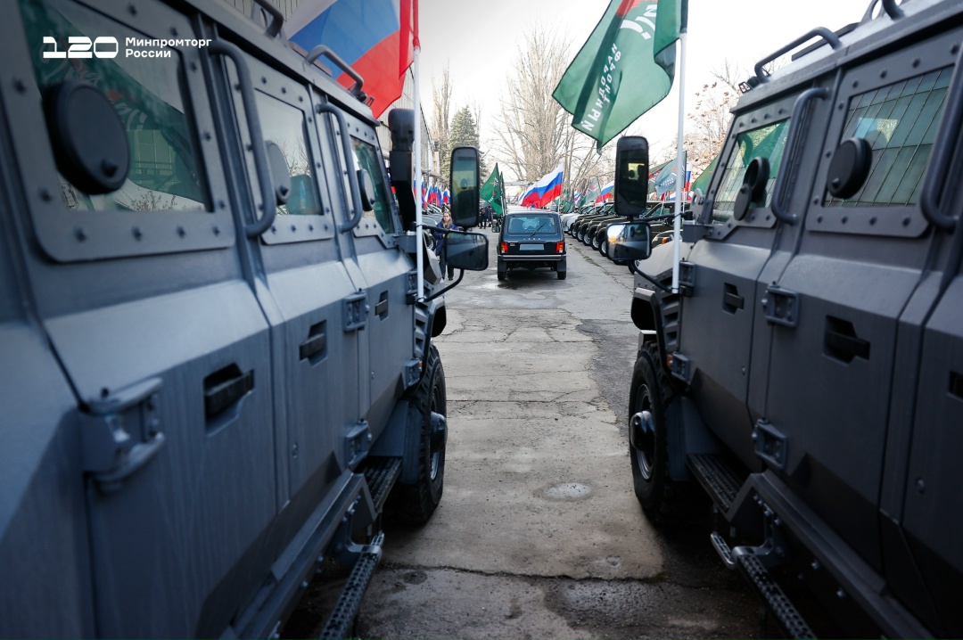 Минпромторг России совместно с Народным фронтом передали очередную партию автомобилей для нужд СВО