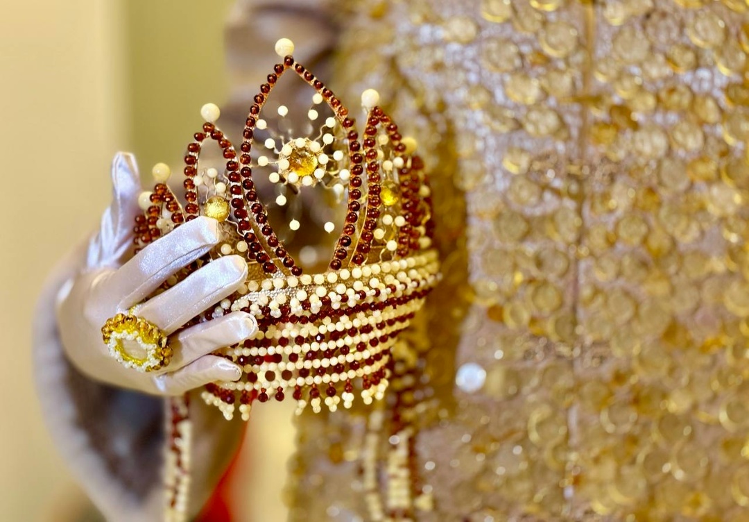 Янтарный комбинат Ростеха создал кокошник из солнечного камня