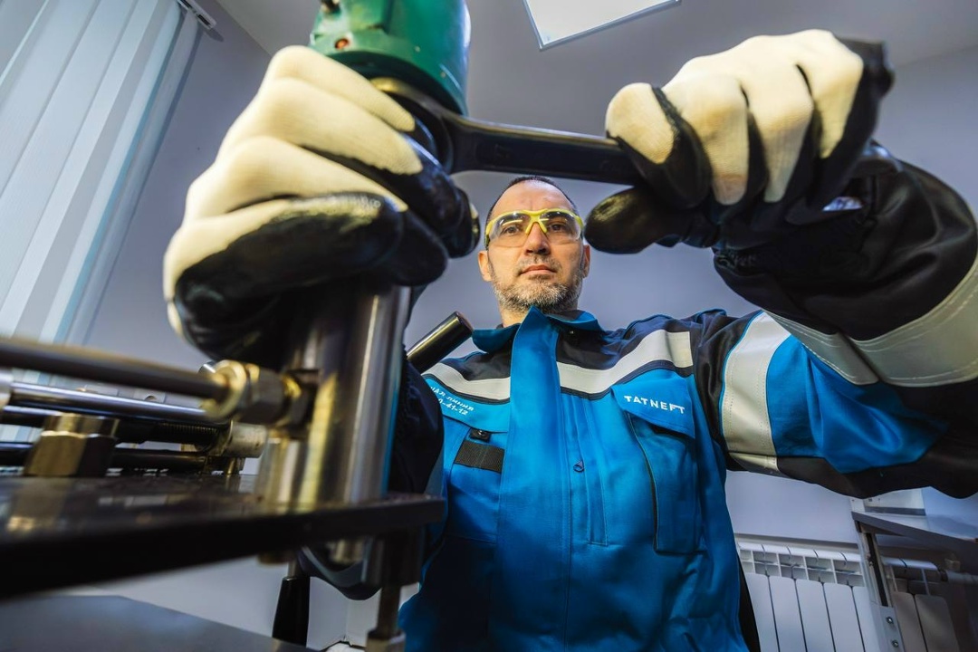 Последнюю неделю осени начинаем с Маратом Шафигуллиным — техником-метрологом лаборатории поверки теплофизических средств измерения Центра АСУТП.