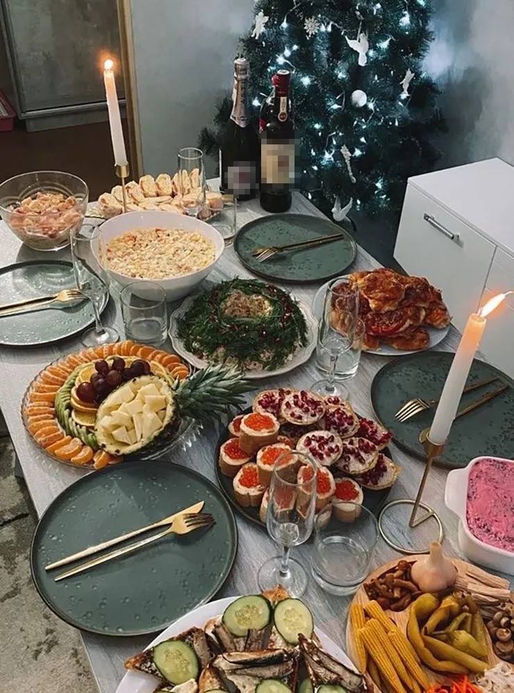 Продукты, которые обычно россияне покупают для новогоднего стола, подорожал на 12%. При этом красная икра и мандарины, наоборот, снизились в цене, пишет…