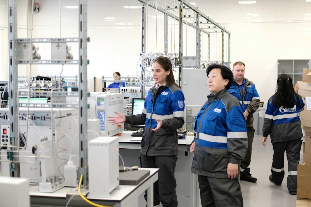 ОБМЕН ОПЫТОМ: ПРЕПОДАВАТЕЛИ ДВФУ ПРОШЛИ СТАЖИРОВКУ НА АМУРСКОМ ГПЗ