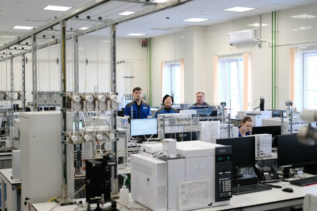 ОБМЕН ОПЫТОМ: ПРЕПОДАВАТЕЛИ ДВФУ ПРОШЛИ СТАЖИРОВКУ НА АМУРСКОМ ГПЗ