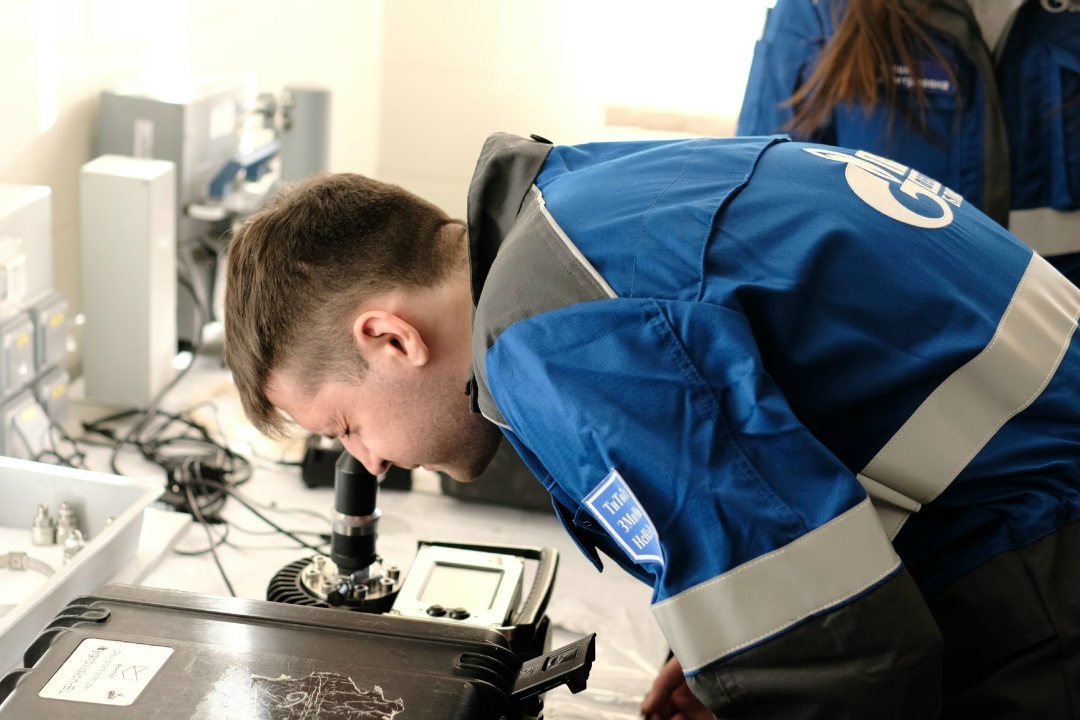 ОБМЕН ОПЫТОМ: ПРЕПОДАВАТЕЛИ ДВФУ ПРОШЛИ СТАЖИРОВКУ НА АМУРСКОМ ГПЗ