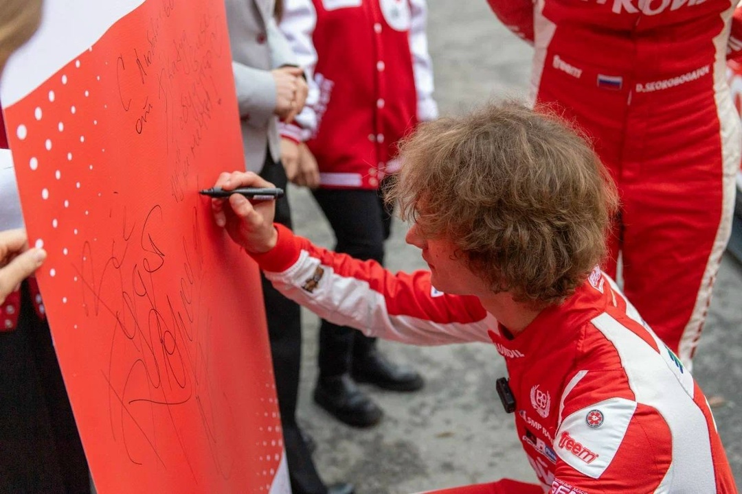 Джог-колёса «ДискоТЭКи» Победный сезон чемпионы России по кольцевым гонкам ЛУКОЙЛ Рейсинг Тим отметили бодрящим кофе под DJ-сеты Кати Гусевой в акции…