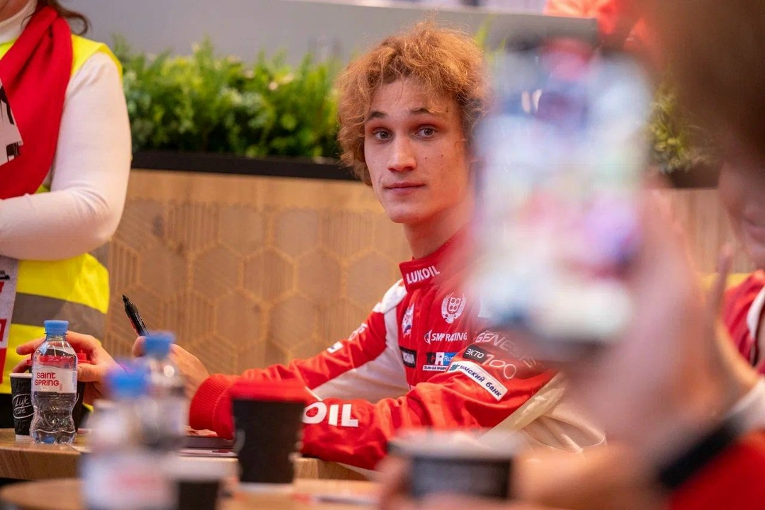 Джог-колёса «ДискоТЭКи» Победный сезон чемпионы России по кольцевым гонкам ЛУКОЙЛ Рейсинг Тим отметили бодрящим кофе под DJ-сеты Кати Гусевой в акции…